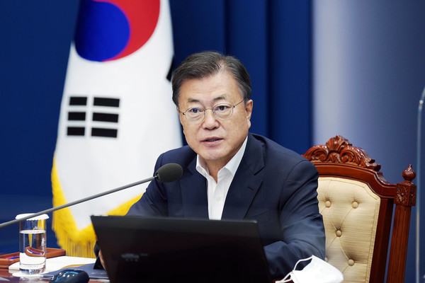 문재인 대통령이 6일 국무회의에서 한국의 선진국 진입을 밝히고 있다.                                                                                  ⓒ문재인 페이스북
