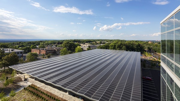 지난해 상반기에 완공한 LG전자 북미법인 신사옥은 지붕에 태양광 패널을 설치해 재생에너지를 생산하고 사용한다. ⓒLG전자