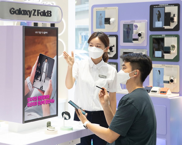 삼성 디지털프라자 홍대점에서 갤럭시 팬큐레이터와 함께 '갤럭시 Z 폴드3'를 체험하고 있는 모습. ⓒ삼성전자