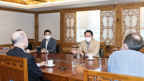 최태원 SK그룹 회장(오른쪽 두번째)이 6일 서울 종로구 SK서린빌딩에서 플러그파워 앤드류 J. 마시 CEO를 만나 수소 생태계 구축 등 협력 방안을 논의하고 있다. ⓒSK그룹