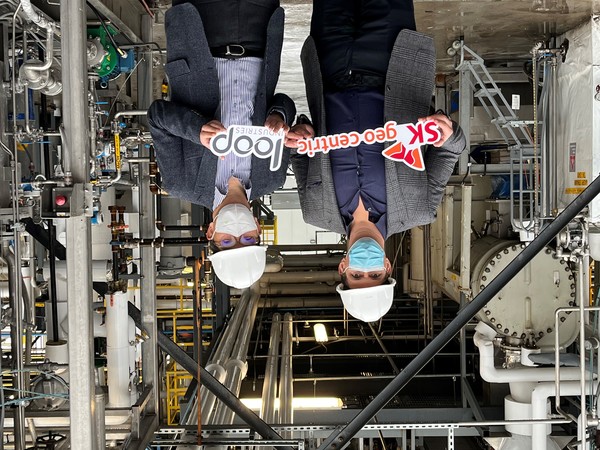 루프인더스트리 다니엘 솔로미타 CEO(좌)와 SK지오센트릭 나경수 사장(오른쪽)이루프인더스트리 퀘벡 생산 설비 앞에서 기념사진을 촬영하고 있다. ⓒSK이노베이션