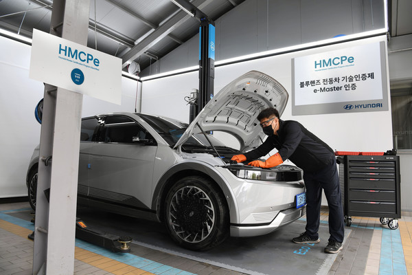 현대 전동차 마스터 인증 프로그램(HMCPe)’을 통해 ‘e-마스터(Master)’ 등급을 획득한 엔지니어가 현대차의 ‘아이오닉 5’ 차량을 정비하고 있다. ⓒ현대자동차