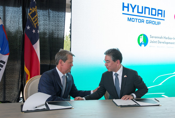 미국 조지아주 브라이언 켐프 주지사(왼쪽)와  현대자동차 장재훈 사장(오른쪽)이 21일(현지시각 20일) 전기차 건설에 관한 투자협약에 서명후 악수하고 있다. ⓒ현대자동차그룹