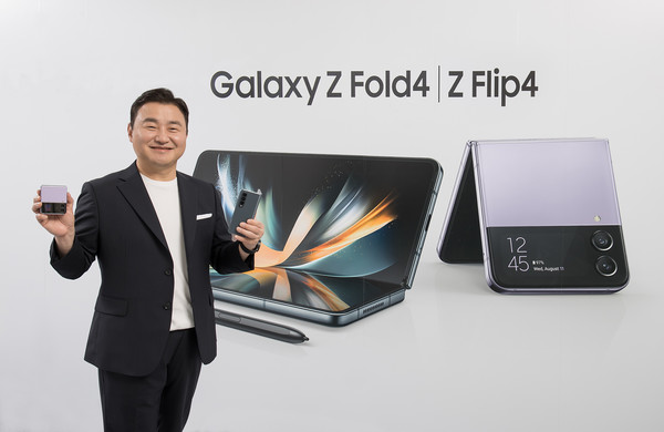 삼성전자 MX사업부장 노태문 사장이 10일(한국시간) '삼성 갤럭시 언팩 2022 (Samsung Galaxy Unpacked 2022: Unfold Your World)에서 차세대 폴더블 스마트폰 '갤럭시 Z 플립4(Galaxy Z Flip4)'와 '갤럭시 Z 폴드4(Galaxy Z Fold4)'를 소개하고 있다. ⓒ삼성전자