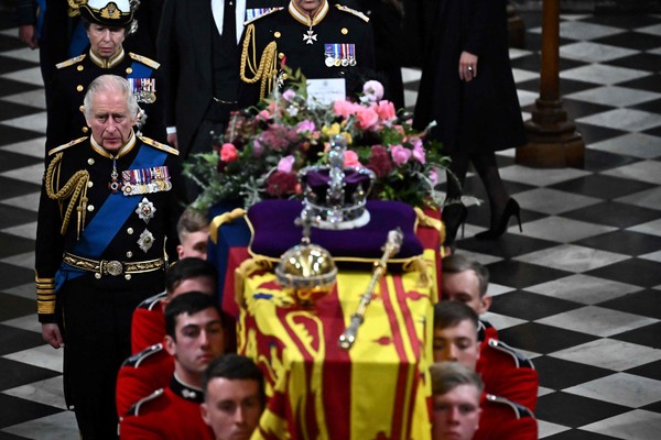 엘리자베스 2세 영국 여왕의 장례식이 열린 19일(현지시간) 찰스 3세 영국 국왕(왼쪽)과 앤 공주가 모후 엘리자베스 2세의 시신이 담긴 관을 따라 장례식이 거행된 웨스트민스터 사원을 나서고 있다. ⓒ로이터=연합뉴스