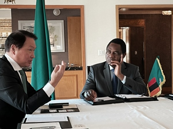 최태원 SK그룹 회장이 지난 20일 미국 뉴욕에서 하카인데 히칠레마 잠비아 대통령과 만나 사업협력 방안을 논의했다. ⓒSK