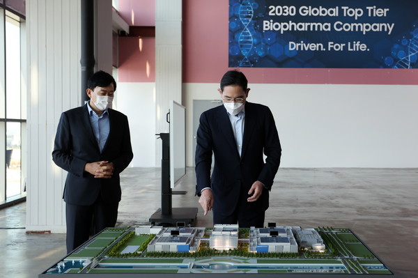 이재용 삼성전자 부회장이 11일 세계 최대 바이오의약품 생산 시설인 삼성바이오로직스 제4공장을 방문해 생산 시설을 직접 점검하고 있다. ⓒ삼성전자