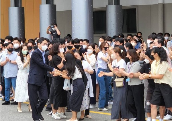 지난 8월 19일 삼성전자 기흥 반도체 R&D단지 기공식에 참석한 이재용 회장이 직원들과 반갑게 인사하는 모습. ⓒ삼성전자