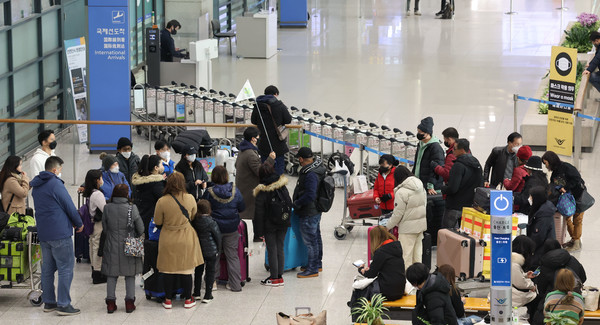 정부가 중국발 입국자에 대해 코로나19 검사를 의무화하기로 발표한 가운데 30일 오전 인천국제공항 제1터미널 입국장의 모습. ⓒ연합뉴스