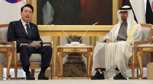아랍에미리트(UAE)를 국빈 방문 중인 윤석열 대통령이 15일(현지시간) 아부다비 대통령궁에서 무함마드 빈 자예드 알 나흐얀 UAE 대통령과 한-UAE 확대회담을 하고 있다. ⓒ연합뉴스