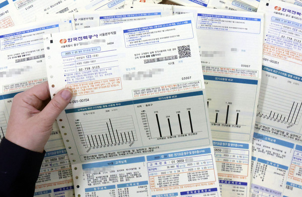 지난 3일 서울 시내의 한 한국전력공사 협력사에서 직원이 1월 전기요금 청구서를 정리하고 있다. ⓒ연합뉴스