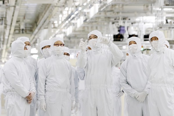 이재용 삼성전자 회장이 천안 반도체 패키지 사업장을 방문해 생산라인을 점검하고 있다. ⓒ삼성전자