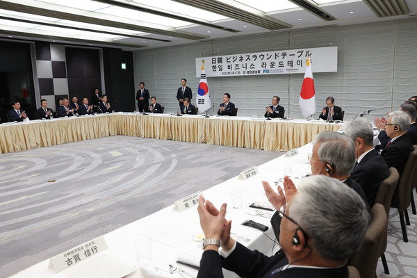 1박2일간의 일정으로 일본을 방문한 윤석열 대통령이 17일 도쿄 게이단렌(일본경제단체연합회) 회관에서 열린 한일 비즈니스라운드 테이블에 참석하고 있다. ⓒ연합뉴스