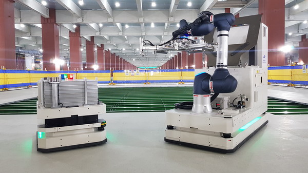 삼성물산이 개발한 엑세스 플로어 시공 로봇. 해당 로봇은 반도체 공장이나 클린룸, 데이터센터의 전산실 등에 투입되어 무게 10kg에 달하는 상부 패널을 스스로 움직이며 설치한다. ⓒ삼성물산
