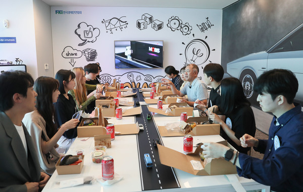정의선 현대자동차그룹 회장이 25일 MZ세대들과 식사를 하며 담소를 나누고 있다. ⓒ전국경제인연합회