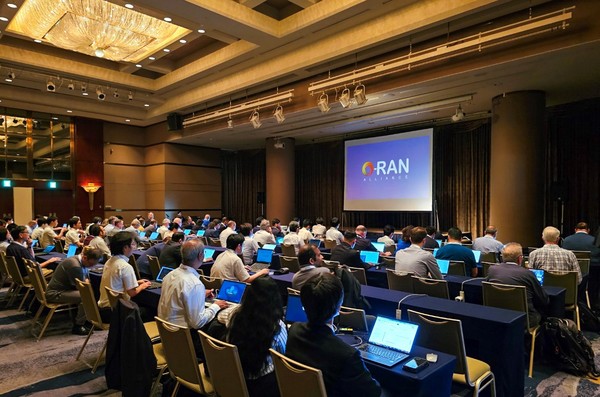 19일 일본 오사카에서 열린 O-RAN 얼라이언스 미팅에 주요 글로벌 사업자 및 제조사 담당자들이 참여하고 있다. ⓒSK텔레콤