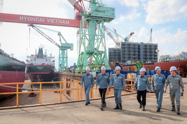 HD현대 정기선 사장(왼쪽 두번째)이 현대베트남조선을 방문해 현장을 점검하고 있다. ⓒHD현대