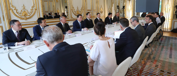 에마뉘엘 마크롱 프랑스 대통령이 엘리제 궁에서 8개 그룹 회장들과 만나 인사말을 하고 있다. ⓒ대한상공회의소
