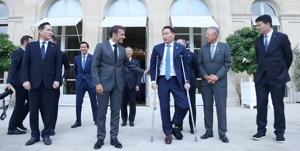 에마뉘엘 마크롱 프랑스 대통령(왼쪽)과 최태원 대한상의 회장이 환담을 하고 있다. ⓒ대한상공회의소