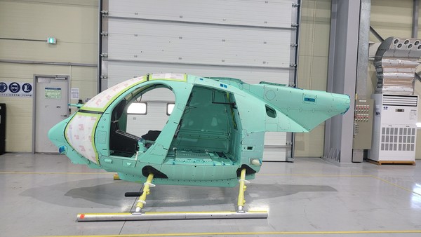 대한항공은 미국 보잉사의 방산 및 우주부문(Boeing defense, Space&Security)으로부터 수주받은 AH-6 헬기 동체 제작사업의 초도 생산분을 성공적으로 납품했다. ⓒ대한항공