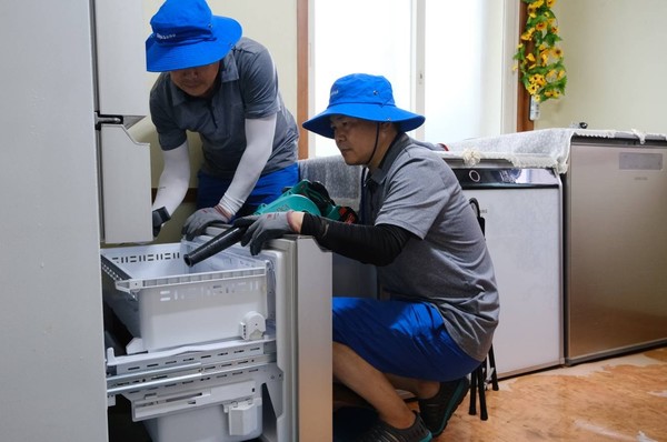 삼성전자서비스 임직원이 침수된 냉장고를 건조하고 있다. ⓒ삼성전자서비스
