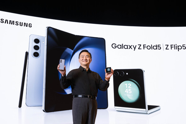 삼성전자 MX사업부장 노태문 사장이 지난 26일 서울 강남구 코엑스에서 개최된 '갤럭시 언팩' 행사에서 '갤럭시 Z 플립5'와 '갤럭시 Z 폴드5'를 공개하고 있다. ⓒ삼성전자