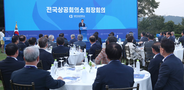 최태원 대한상공회의소 회장이 12일 서울 광진구 워커힐호텔에서 열린 전국상의 회장회의에서 개회사를 하고 있다. ⓒ대한상공회의소