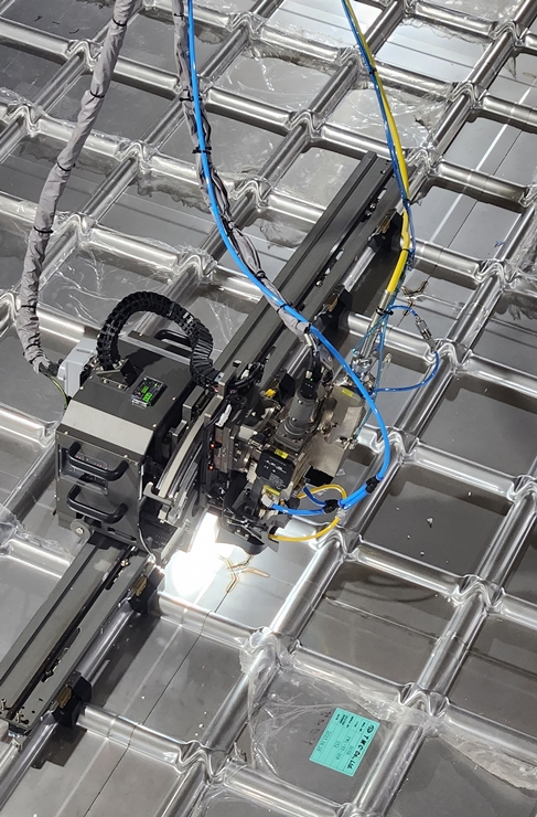 삼성중공업이 업계 최초로 개발한 멤브레인 레이저 고속 용접 로봇의 모습 ⓒ삼성중공업