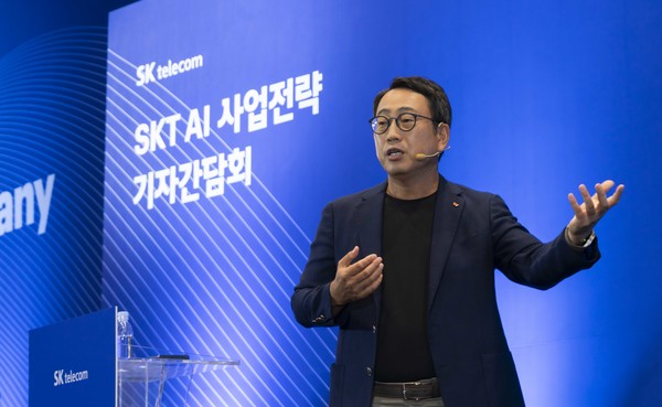 유영상 SKT 대표가 26일 서울 을지로 SK T타워 수펙스홀에서 열린 ‘SKT AI 사업전략 기자간담회’에서 키노트를 발표하고 있다. ⓒSK텔레콤