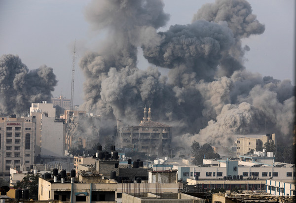 11일(현지시간) 팔레스타인 가자지구에서 이스라엘의 공습으로 연기가 솟아오르고 있다. 지난 7일 팔레스타인 무장 정파 하마스가 이스라엘을 기습 공격한 후 시작된 전쟁으로 수천 명의 사상자가 발생했다. ⓒ가자지구 로이터=연합뉴스