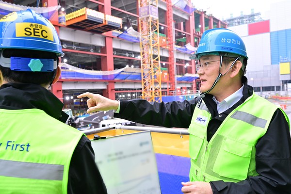19일 삼성전자 기흥캠퍼스를 찾은 이재용 회장이 차세대 반도체 R&D 단지 건설 현장을 점검하고 있다. ⓒ삼성전자
