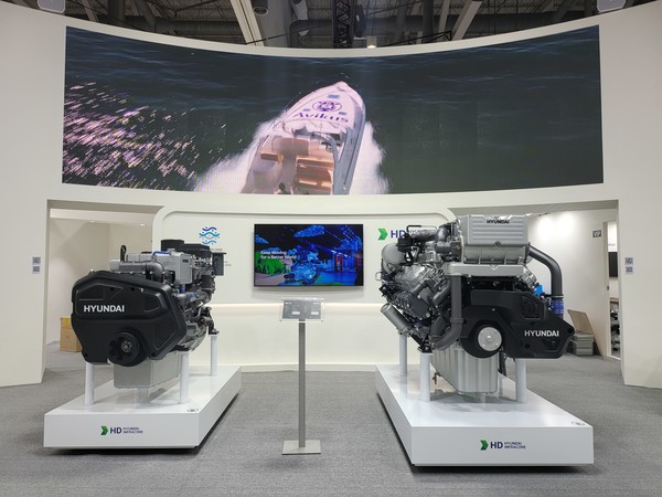 HD현대인프라코어가 공개하는 전자식 엔진인 6기통 'DX12'와 12기통 'DX22' 모델  ⓒHD현대