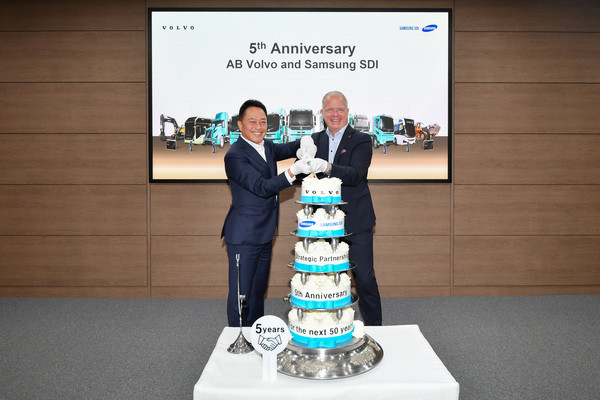 최윤호 삼성SDI 대표이사 사장(왼쪽) 마틴 룬스테드 볼보그룹 회장 겸 CEO가 최근 삼성SDI 천안사업장에서 전략적 업무협약 체결 5주년을 기념하고 있다. ⓒ삼성SDI