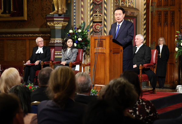 영국을 국빈 방문 중인 윤석열 대통령이 21일(현지시간) 런던의 의회인 웨스트민스터 궁 로열 갤러리에서 연설하고 있다.  ⓒ연합뉴스