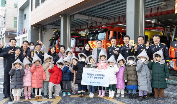 20일 서울 강서소방서에서 열린 지진체험교육에 참여한 어린이들과 대한항공·강서소방서 관계자들이 업사이클링 안전방재모를 쓰고 기념 사진을 촬영하고 있다. ⓒ대한항공