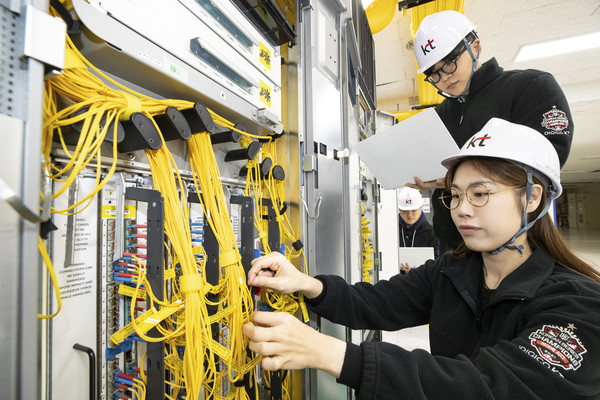 대전광역시 중구 KT문화빌딩에서 KT 네트워크 전문가가 차세대 SDN 컨트롤러를 활용해 인터넷 네트워크 장비를 관리하고 있다. ⓒKT