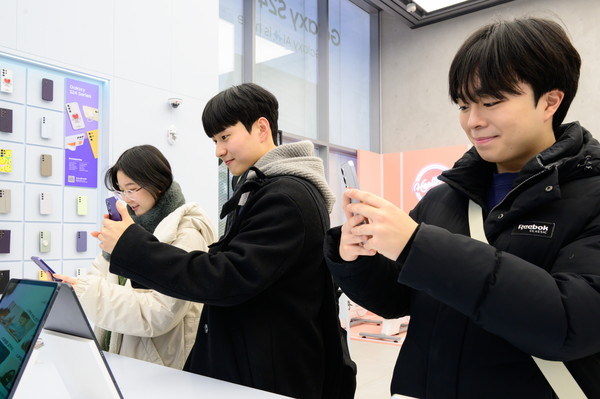 지난 26일 서울시 서초구 '삼성 강남'에서 '갤럭시 S24 시리즈'를 체험하고 있는 사전 개통 예약자 모습. ⓒ삼성전자
