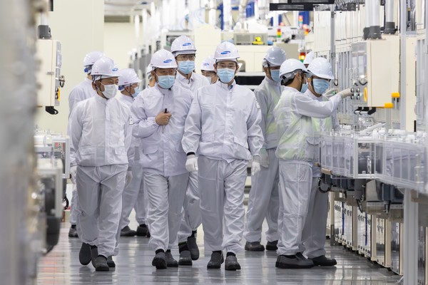 이재용 삼성전자 회장이 지난 9일 말레이시아 스름반 SDI 생산법인 2공장을 점검하고 있다. ⓒ삼성전자