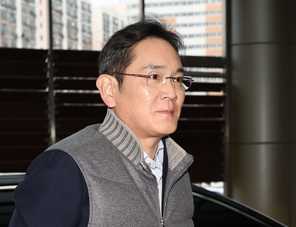 이재용 삼성전자 회장이 지난 6일 오후 출국을 위해 서울 강서구 서울김포비즈니스항공센터에 들어서고 있다. ⓒ연합뉴스