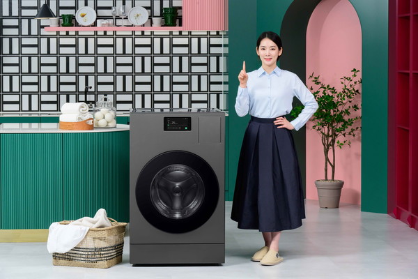 삼성전자가 올인원 세탁∙건조기 '비스포크 AI 콤보'를 24일부터 판매한다. 삼성전자 모델이 신제품을 소개하는 모습. ⓒ삼성전자