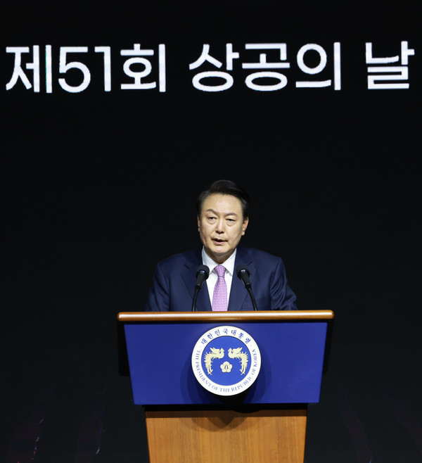 윤석열 대통령이 20일 서울 영등포구 63컨벤션센터에서 열린 제51회 상공의 날 기념식에서 '자유주의 경제시스템에서 기업활동의 자유와 국가의 역할'을 주제로 특별 강연을 하고 있다.  ⓒ연합뉴스
