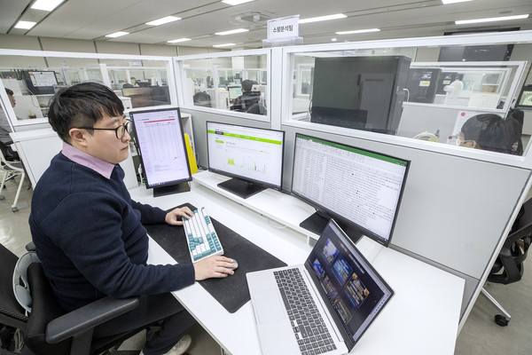 서울 광화문에 위치한 KT 고객센터에서 직원이 AI 클린 메시징 시스템으로 스팸 메시지를 분석하고 있다. ⓒKT