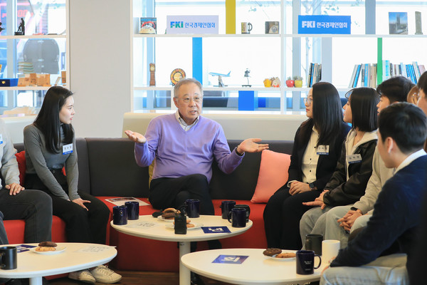 류진 한국경제인협회 회장이 1일 FKI타워에서 열린 '청년자문단 초청 간담회'에서 참석자들과 담소를 나누고 있다.  ⓒ한국경제인협회
