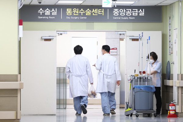 전공의 집단행동이 이어지고 있는 서울 시내 한 대형병원에서 의료진이 수술실로 이동하고 있다. ⓒ연합뉴스